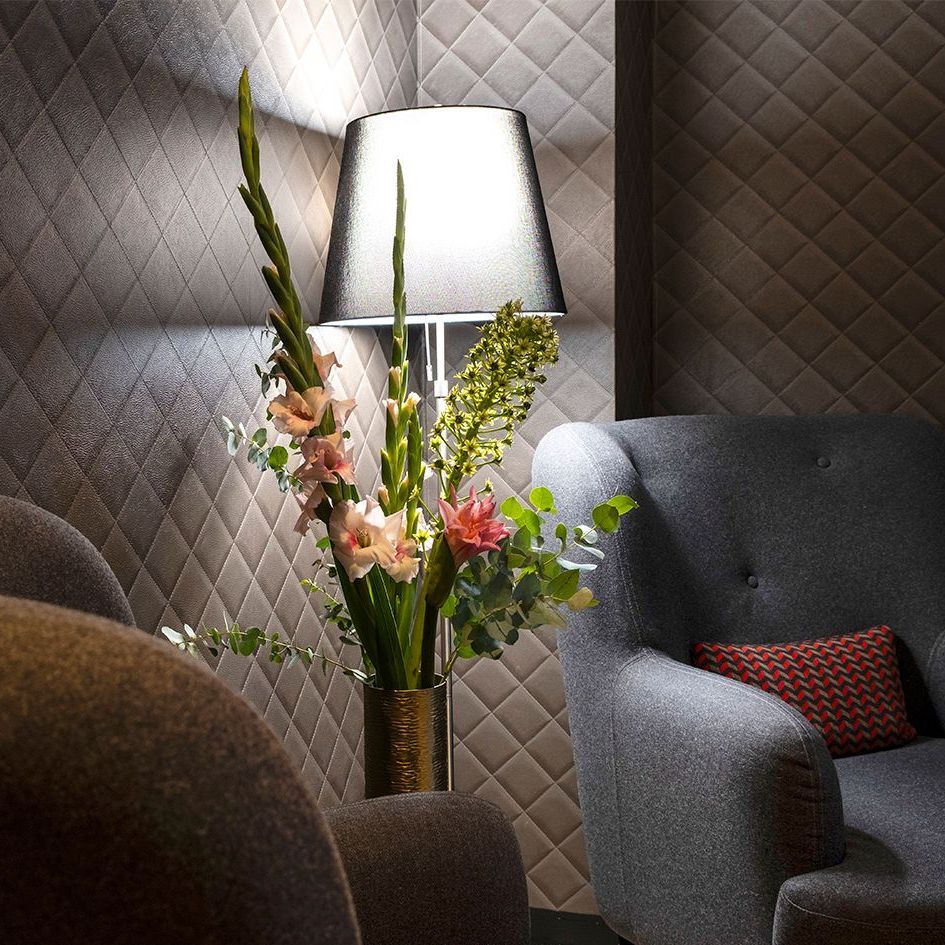 Sitzecke am Concierge im Apartment040. Primär im Bild steht ein Strauß Blumen