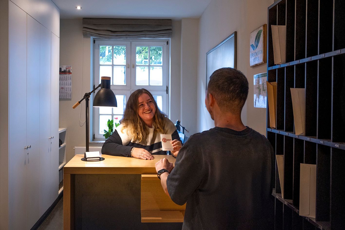 Eine blonde Frau lächelt in die Kamera