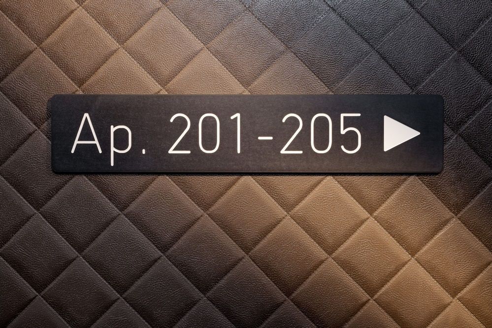 Ein Schild an einer Wand mit der Aufschrift ap 201-205