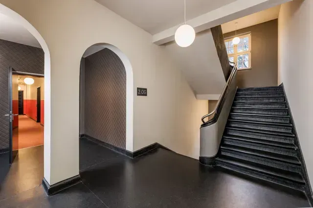 Ein Flur mit Bögen und Treppen in einem Gebäude