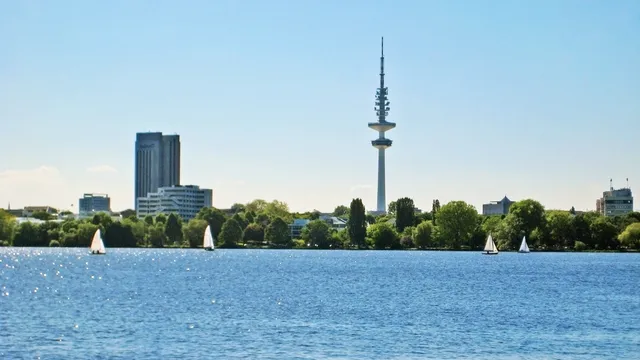 Ein großes Gewässer mit einem Turm im Hintergrund