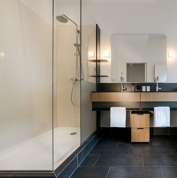 Ein Badezimmer mit ebenerdiger Dusche und Waschbecken