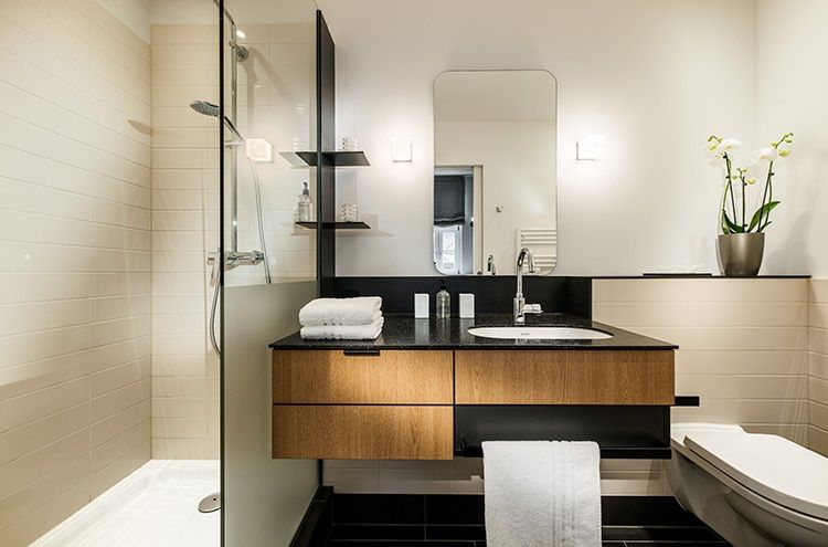 Ein Badezimmer mit Waschbecken, Toilette, Dusche und Spiegel.