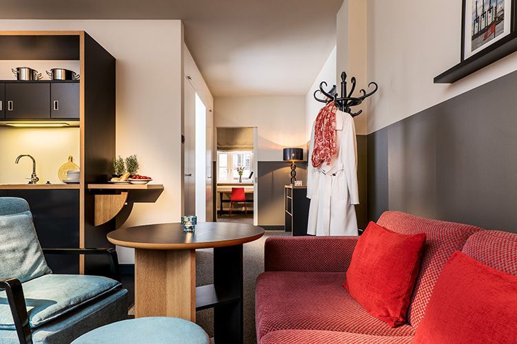 Ein Wohnzimmer mit einer roten Couch und einem Tisch