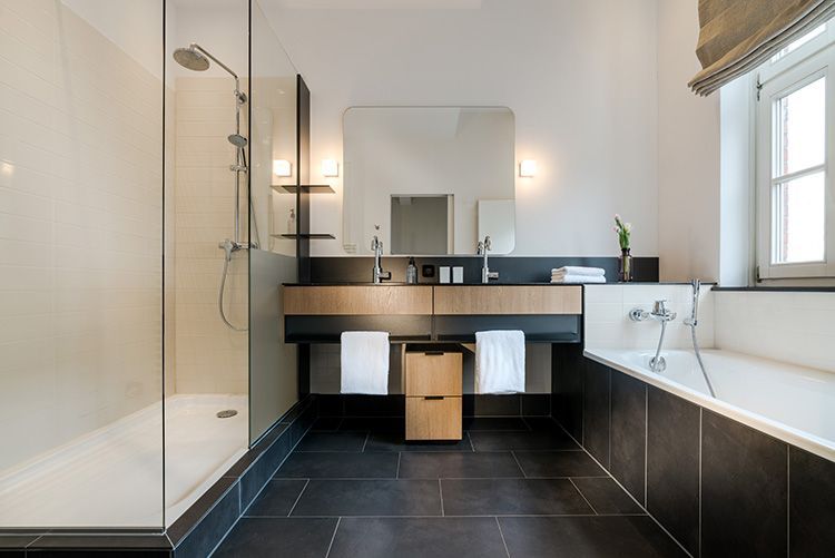 Ein Badezimmer mit Badewanne, Waschbecken, Dusche und Spiegel.