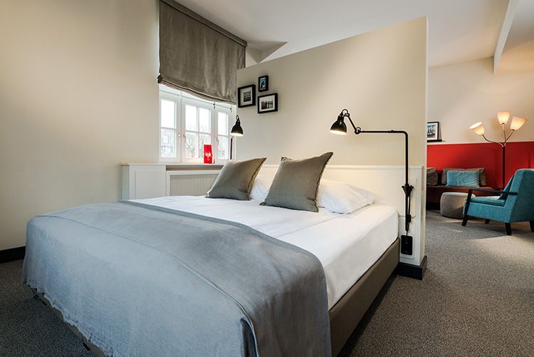 Ein Hotelzimmer mit einem großen Bett und einer Couch