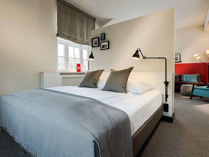 Ein Doppelbett steht in der Mitte eines Raums