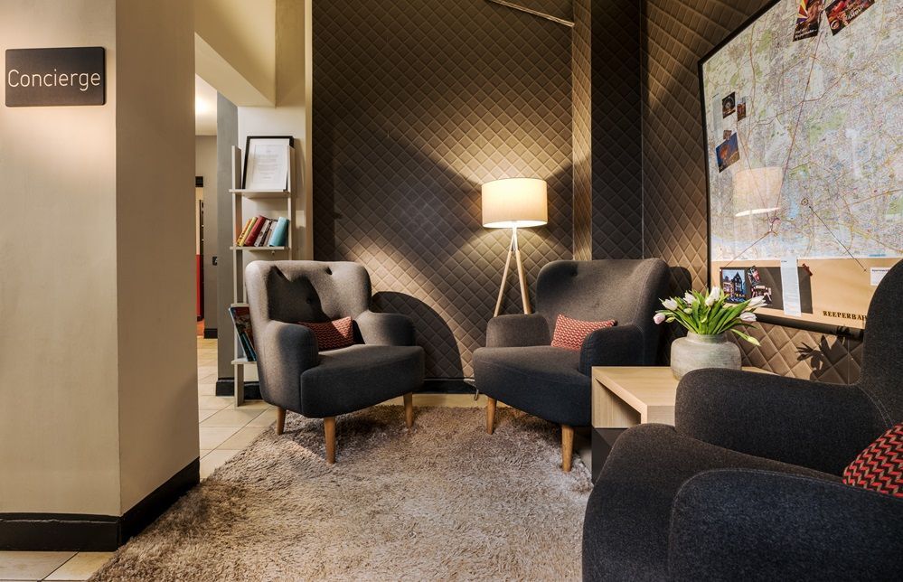Sessel im Concierge Bereich des Apartment040