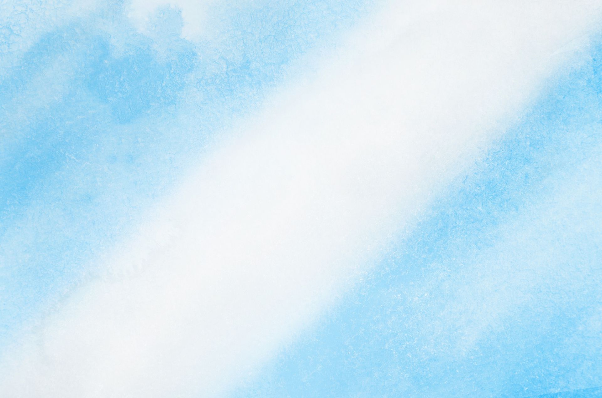 Una mujer con una chaqueta acolchada negra sonríe frente al agua y el horizonte de la ciudad al atardecer.