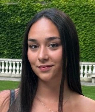 Paredes de cañón de arenisca roja con texturas suaves y onduladas, iluminadas por la luz del sol desde arriba.