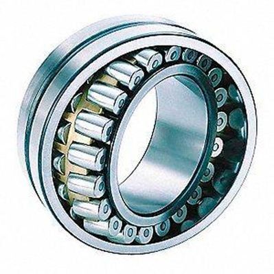 Un rodamiento de rodillos cilíndricos con rodillos y anillos interiores y exteriores; metal sobre un fondo blanco.