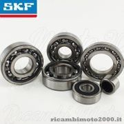 Rodamientos de bolas SKF. Diversos tamaños dispuestos sobre una superficie, con el logotipo de SKF en una esquina.