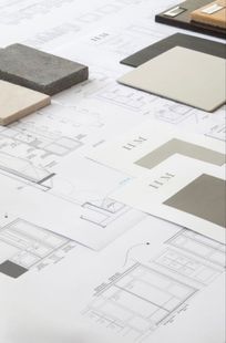 Planos arquitectónicos con muestras de materiales.