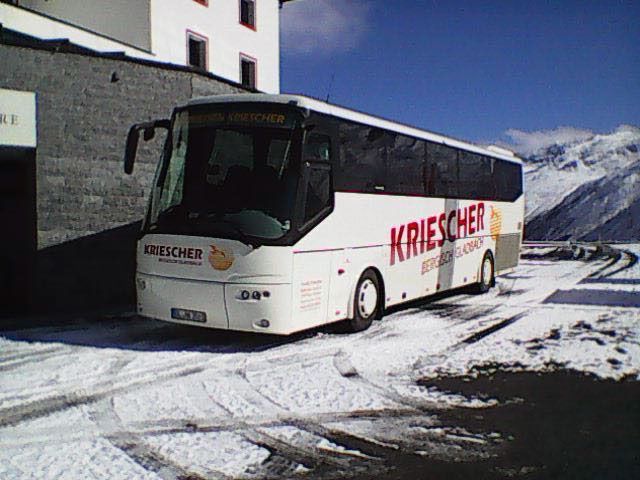 Ein weißer Bus mit dem Wort Riescher auf der Seite