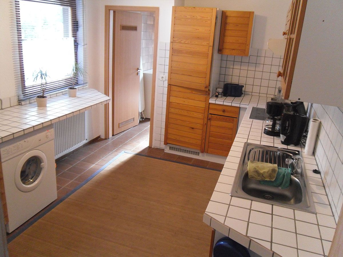 Eine Küche mit Waschmaschine und Spüle