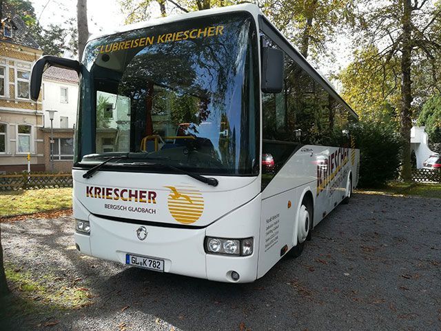 Ein weißer Bus mit dem Wort Kriescher auf der Vorderseite