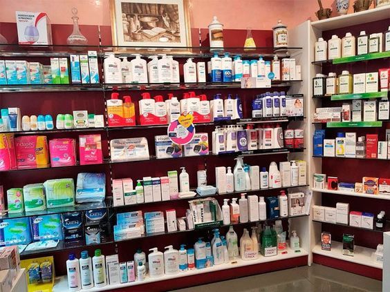 El interior de una farmacia llena de muchos productos.
