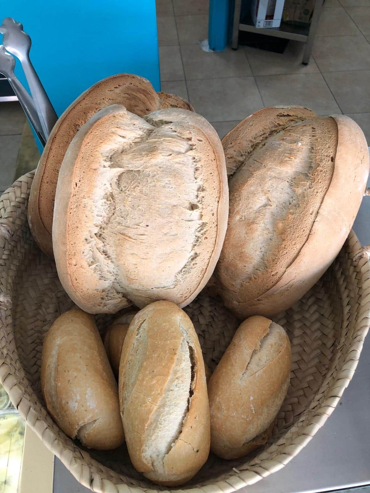 Cesta de panecillos crujientes de distintos tamaños.