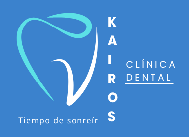 Logo azul de cl&iacute;nica dental Kairos con diente estilizado y texto &ldquo;Tiempo de sonre&iacute;r&rdquo;