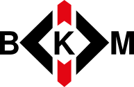 BKM-Logo mit schwarzen und roten geometrischen Formen und einem zentralen K
