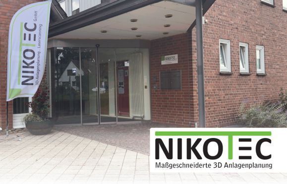 Eingang zum NIKOTEC-Gebäude mit Glastüren, Backsteinfassade und vertikalem Fahnenschild