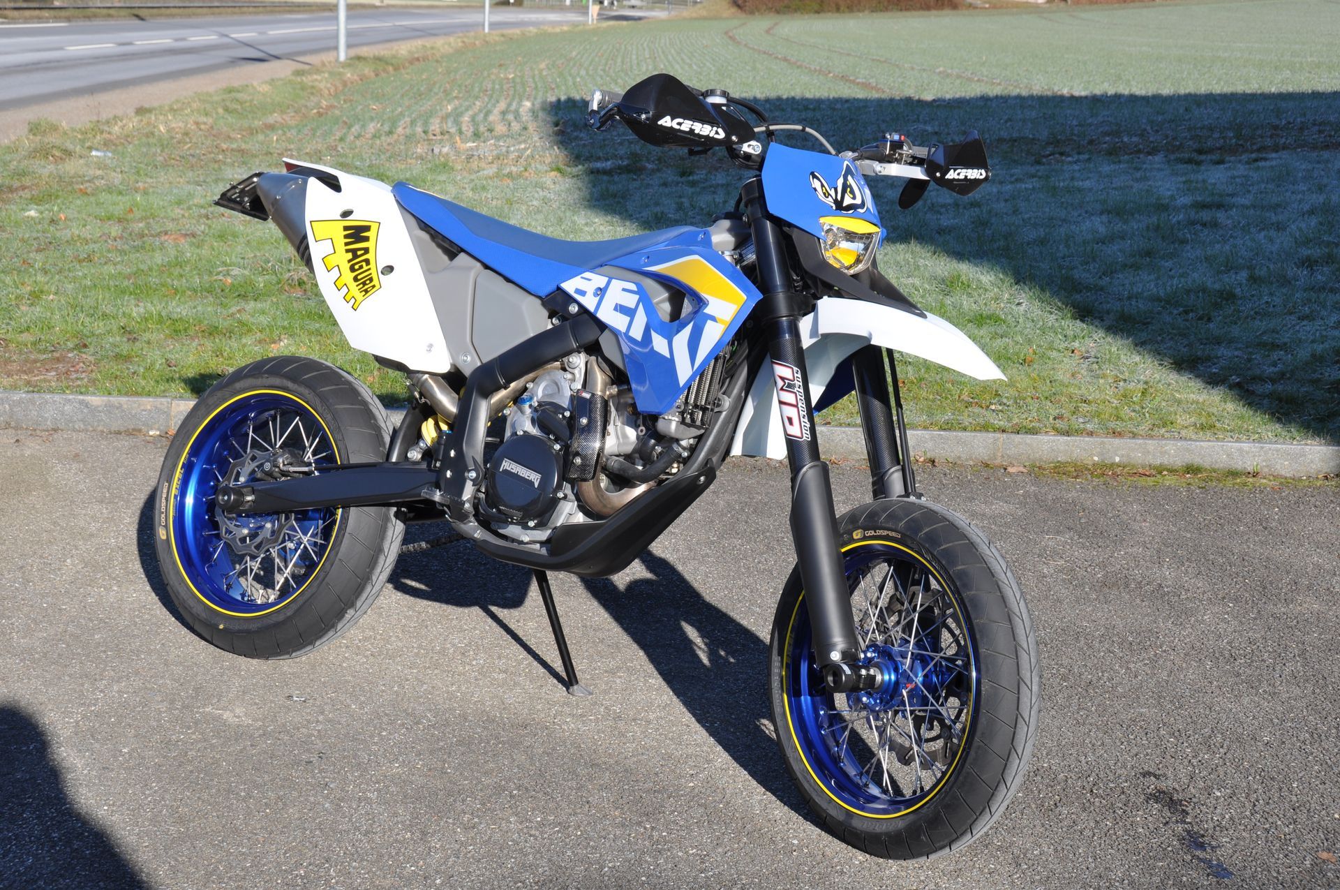 Ein schwarzer Mercedes steht auf einem Parkplatz. Foto von der JoCar Carrosserie- und Autospritzwerk AG