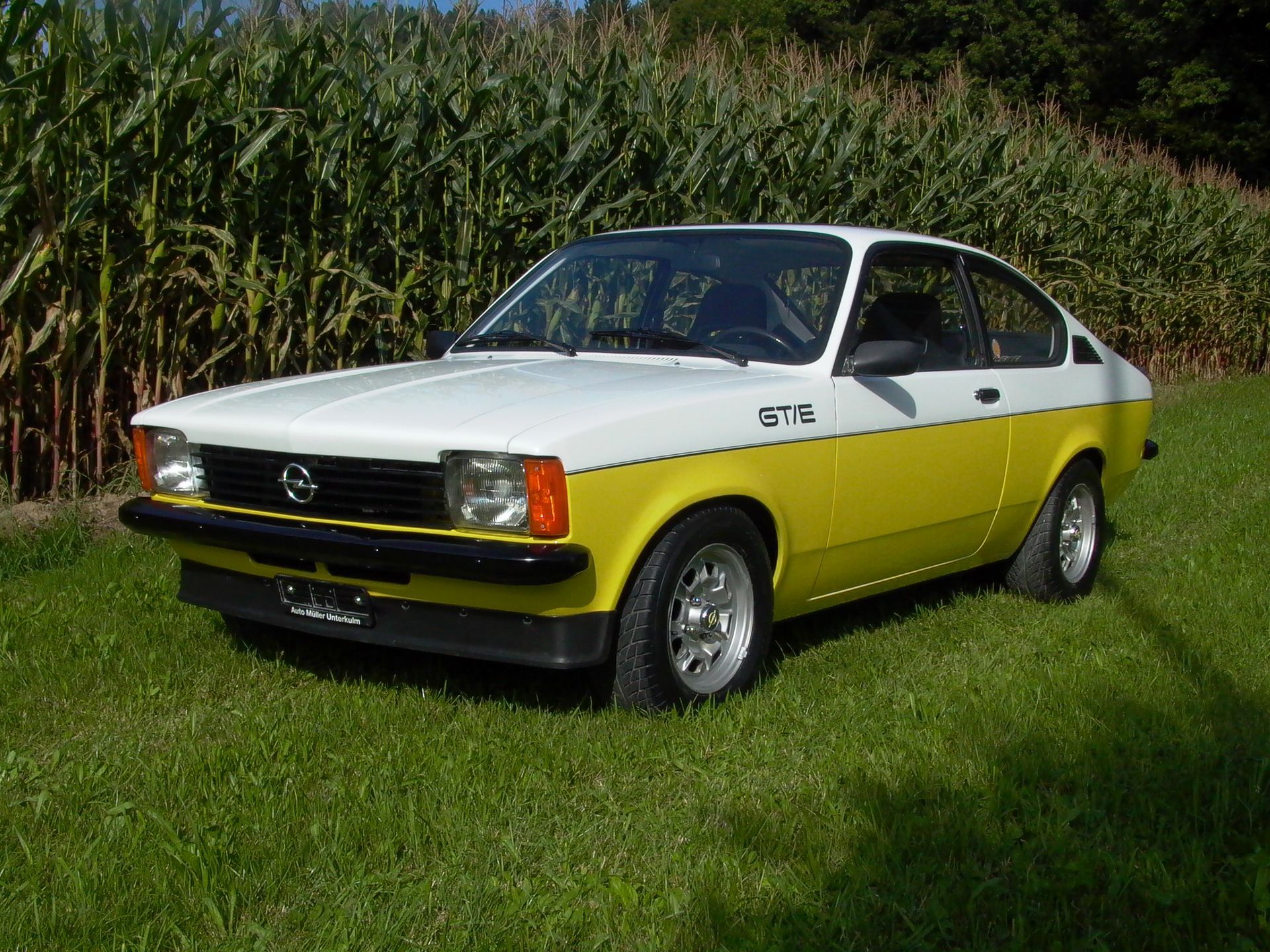 Ein roter Sportwagen steht mit offenen Türen am Strassenrand. Foto von der JoCar Carrosserie- und Autospritzwerk AG