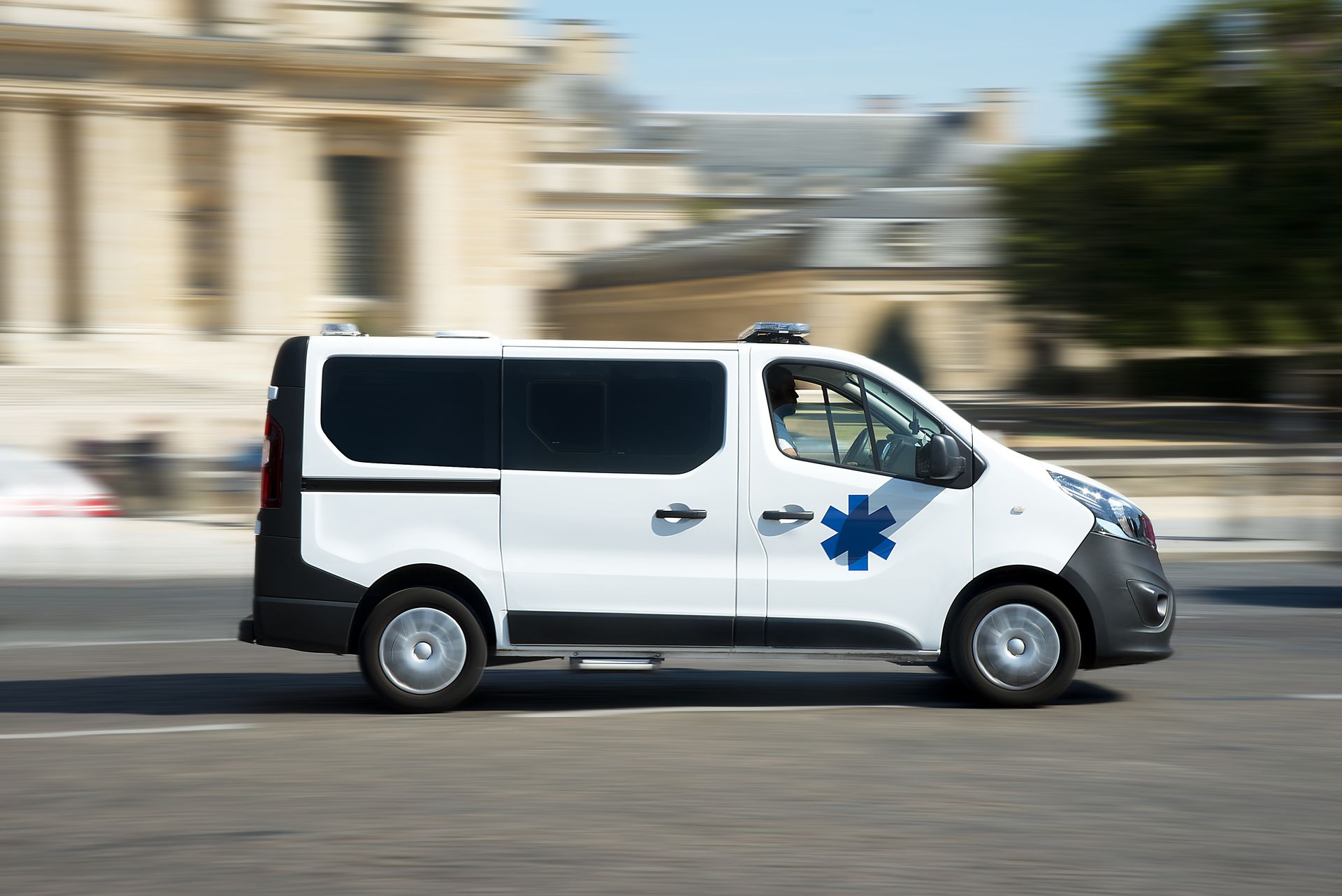 Une ambulance roule à toute vitesse en centre-ville.