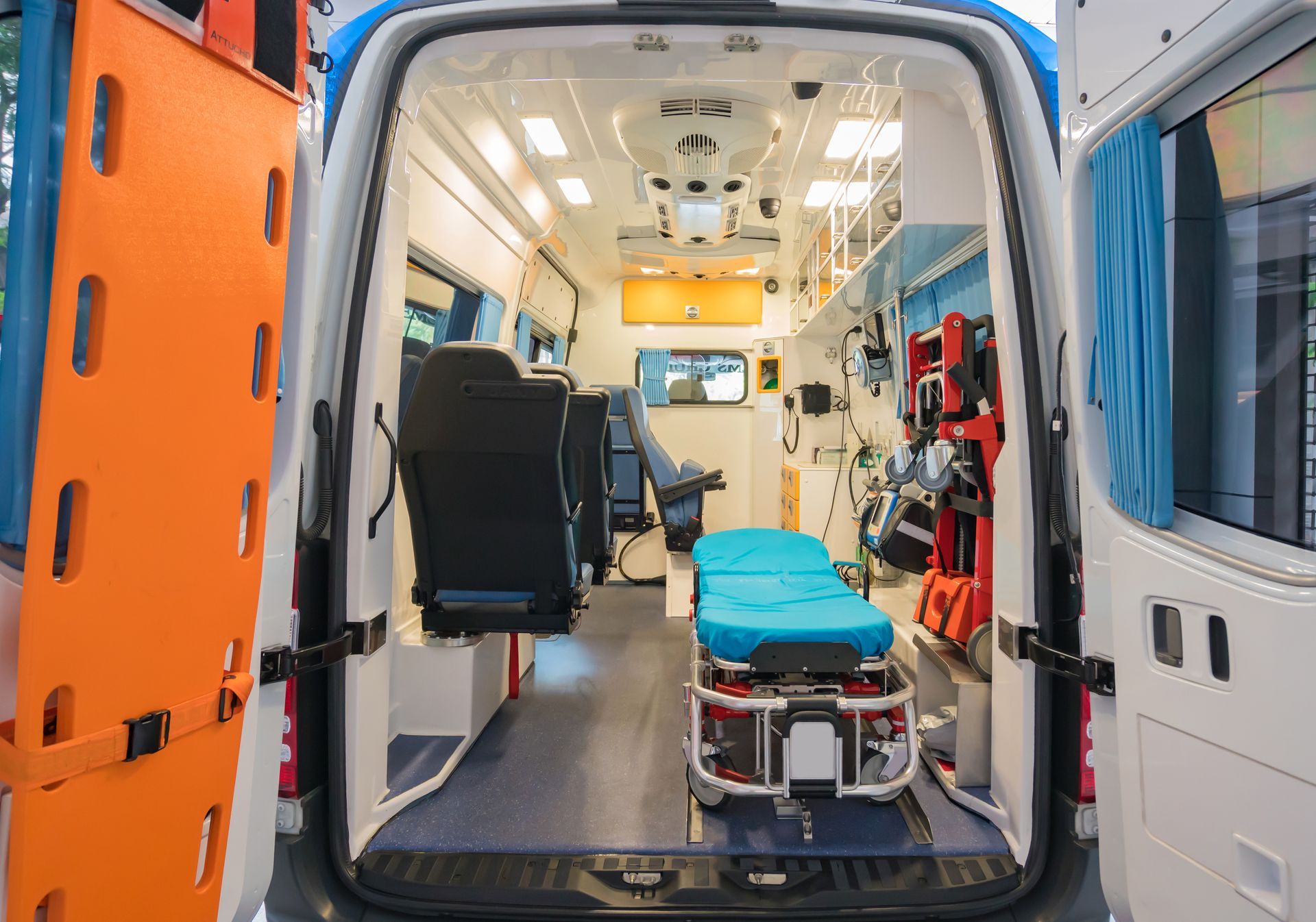 À l'intérieur d'une ambulance allumée : une civière et du matériel médical.