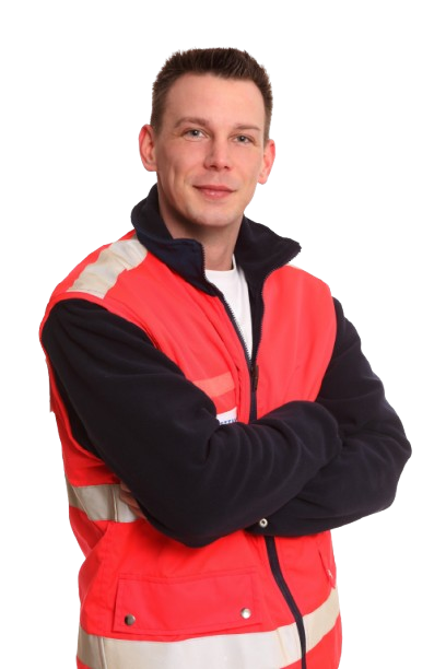 Personne portant un gilet de sécurité rouge et noir à bandes réfléchissantes, debout, les bras croisés.