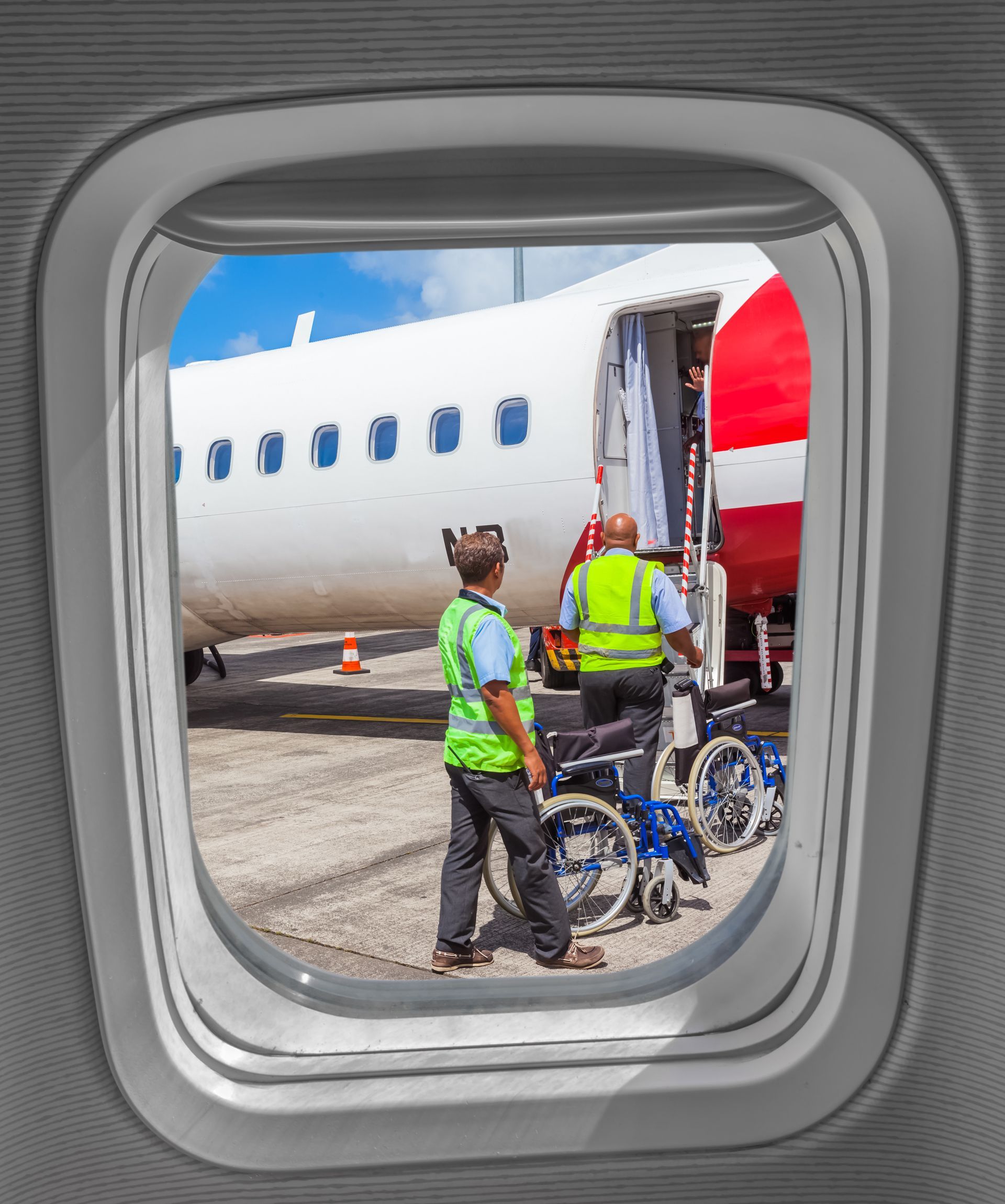 Service d’assistance aux passagers à mobilité réduite sur le tarmac avant l’embarquement dans un avion.