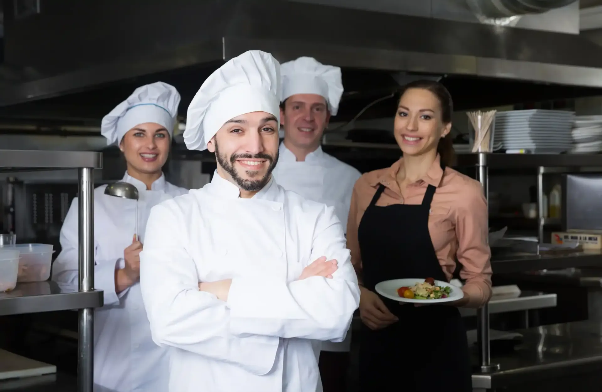 Un grupo de chefs posa para una fotografía en una cocina.