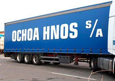 Una camioneta azul con ochoa hnos s/a escrito en el costado