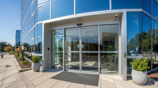 Casa modelo según planos con herramientas de carpintería.