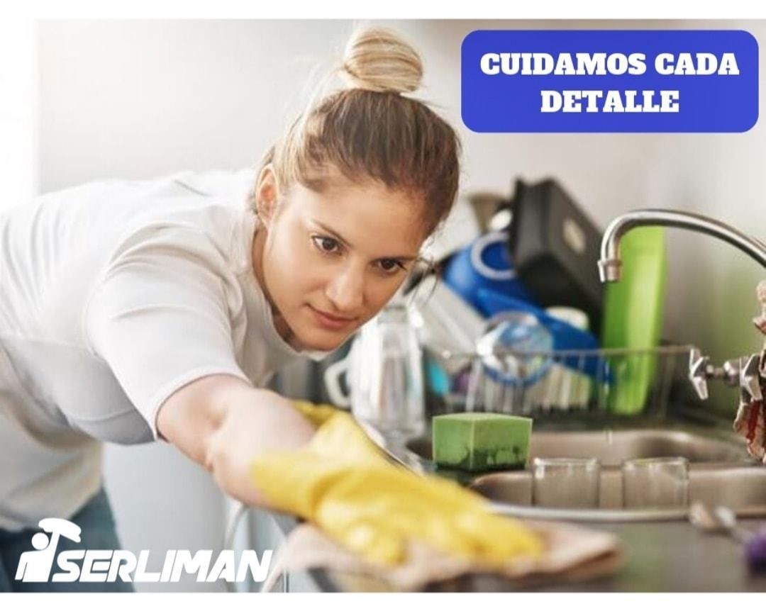 Mujer limpiando una encimera de cocina con un guante amarillo. Texto azul: 