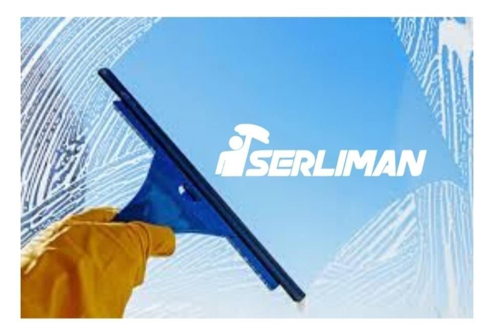 Una mano con un guante amarillo utiliza una escobilla azul para limpiar una ventana con el logotipo de SERLIMAN.