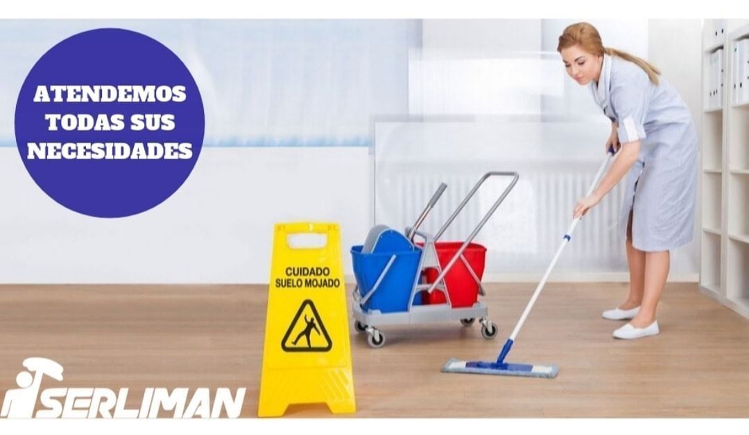 Mujer fregando un suelo de madera con utensilios de limpieza; texto azul 