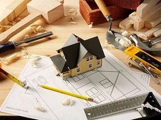 Casa modelo según planos con herramientas de carpintería.