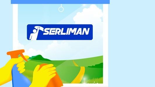 Manos con guantes amarillos limpiando una ventana con un pulverizador y un paño; se ve el logotipo de Serliman.