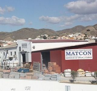 Un edificio con un cartel que dice matcon.