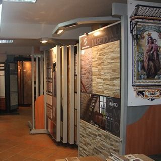 Una exhibición de azulejos en una tienda que dice muro