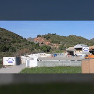 Una imagen borrosa de una granja con montañas al fondo