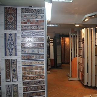Una tienda llena de muchos tipos diferentes de azulejos.
