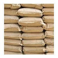 Una pila de bolsas marrones apiladas una encima de otra.