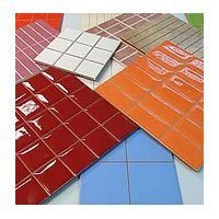 Un montón de fichas de diferentes colores están colocadas una encima de otra sobre una mesa.