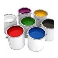 Un montón de latas de pintura de diferentes colores están colocadas una al lado de la otra.