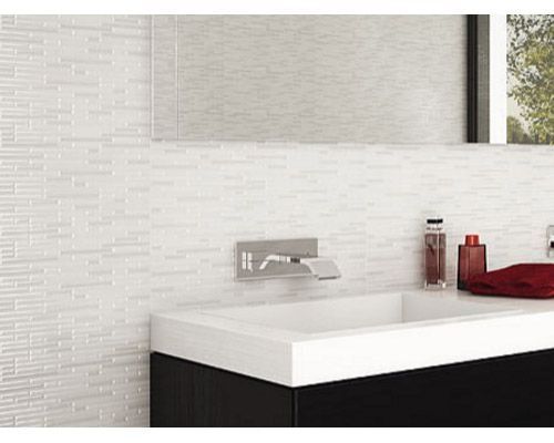 Un baño con lavabo y espejo.