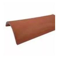 Un primer plano de una teja roja sobre un fondo blanco.