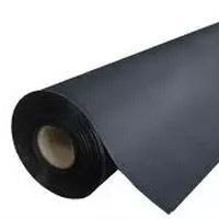 Un rollo de papel negro sobre un fondo blanco.