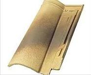 Un primer plano de una teja sobre un fondo blanco.